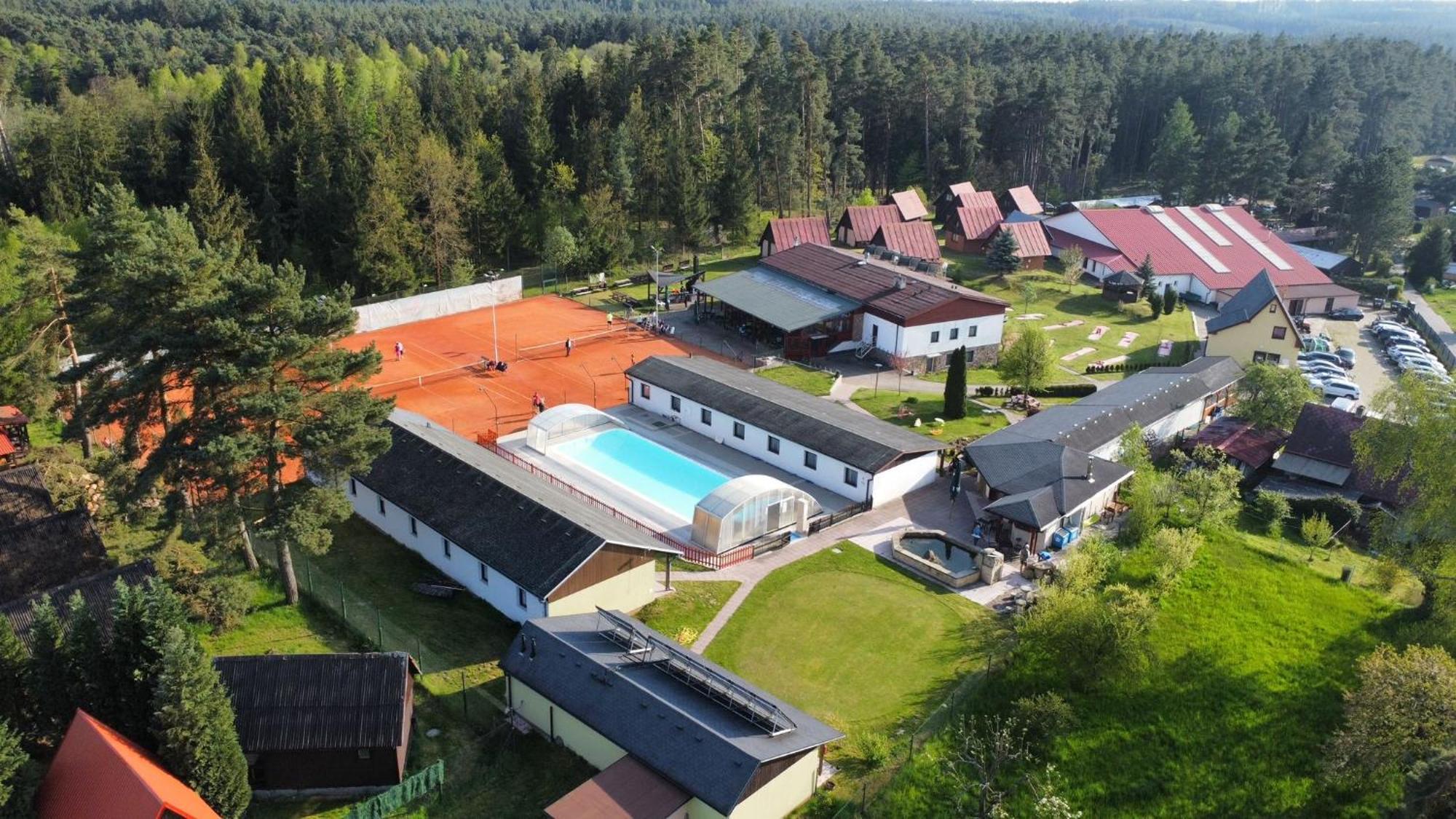 Raj Sportovni A Rekreacni Resort Branzez Kněžmost Esterno foto